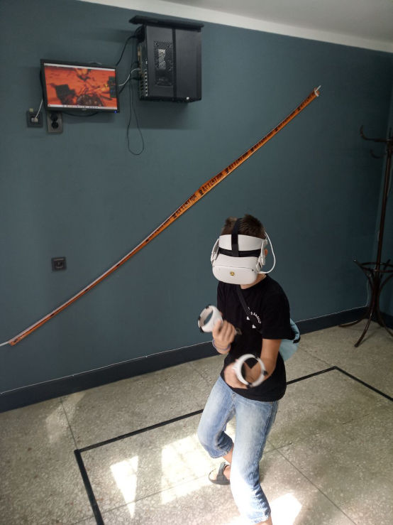 Діти грають у VR-ігри, один з одним і груг проти груга. Харків, Салтовка 2023